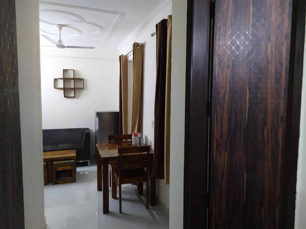 een kamer met een tafel en een eetkamer bij The Raveesh Lado - 1BHK Fully Furnished Apartment in New Delhi