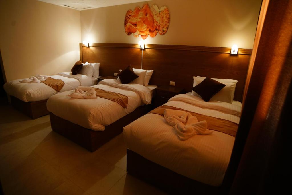 Postel nebo postele na pokoji v ubytování Petra Aretas Hotel