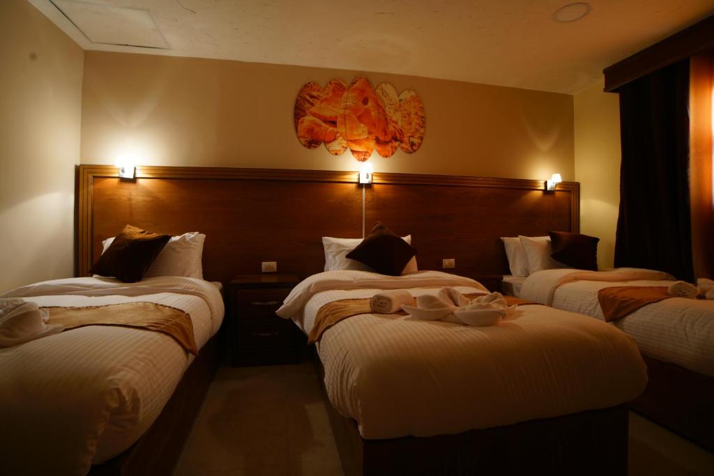 Postel nebo postele na pokoji v ubytování Petra Aretas Hotel
