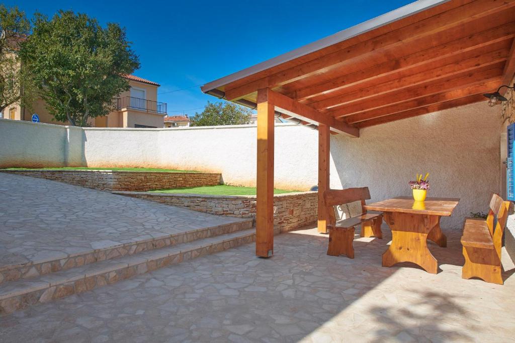 Patio alebo iná vonkajšia časť ubytovania Old stone Villa with whirlpool and sauna