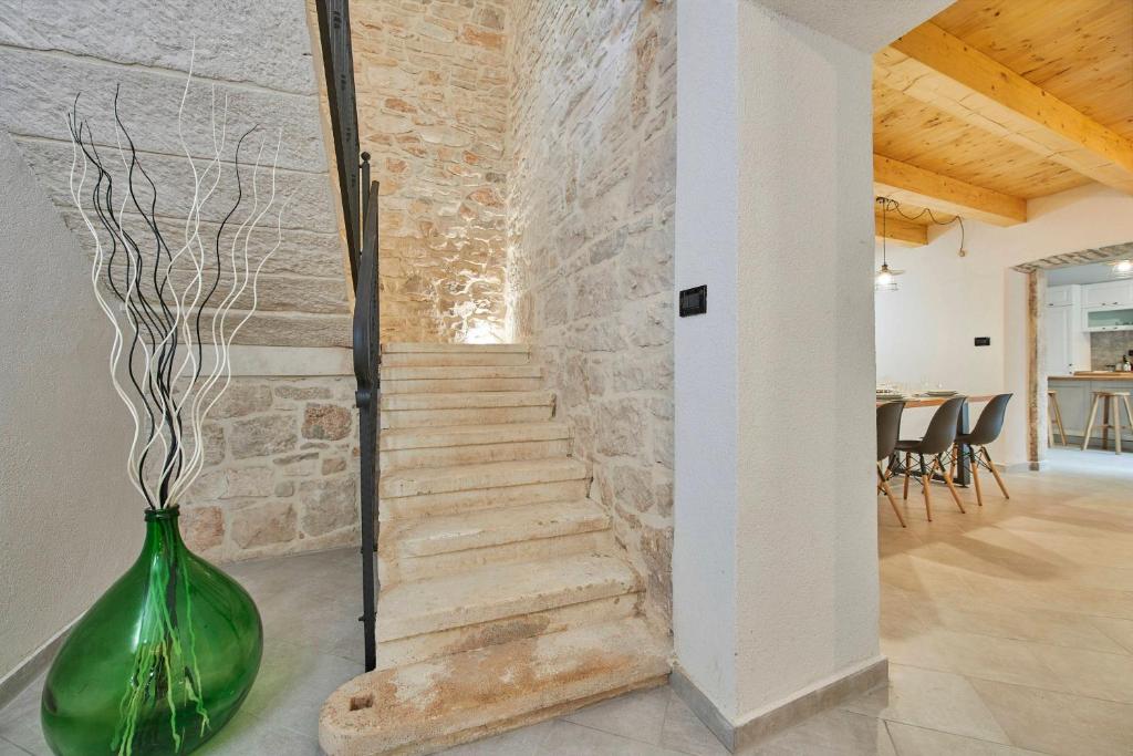 Fotografia z galérie ubytovania Old stone Villa with whirlpool and sauna v destinácii Ližnjan