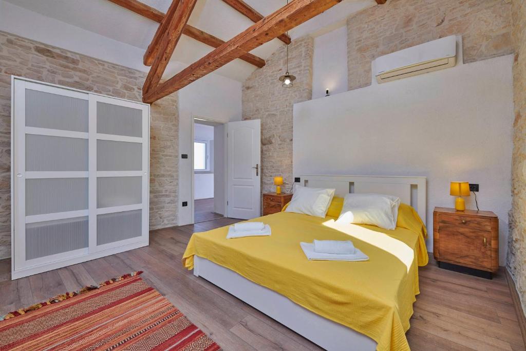Posteľ alebo postele v izbe v ubytovaní Old stone Villa with whirlpool and sauna