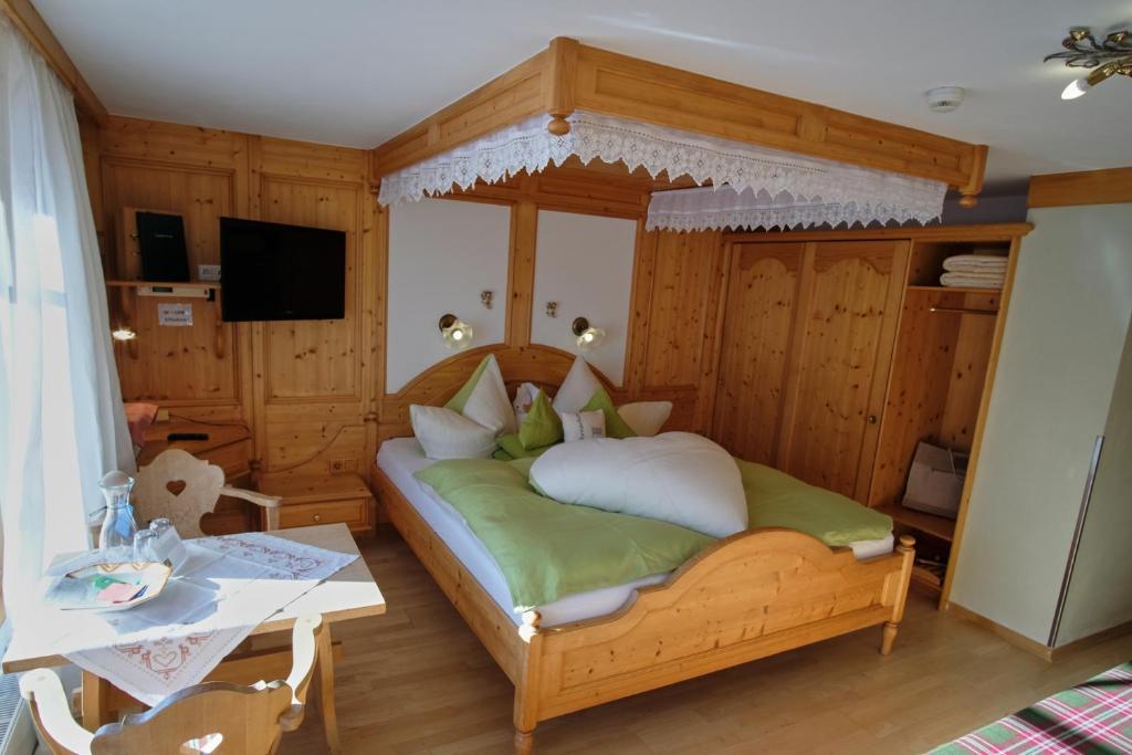 TV a/nebo společenská místnost v ubytování Biobauernhof Gehrnerhof am Arlberg