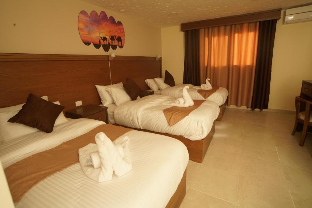 Postel nebo postele na pokoji v ubytování Petra Aretas Hotel