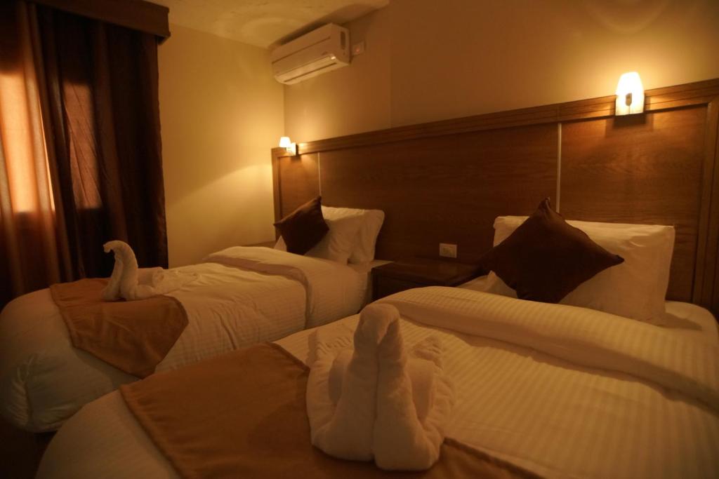 Postel nebo postele na pokoji v ubytování Petra Aretas Hotel