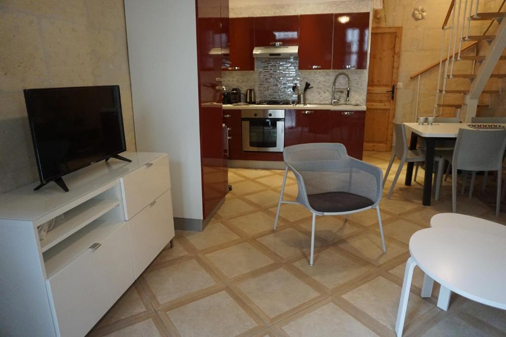 Il comprend une cuisine et une salle à manger avec une télévision sur une armoire. dans l'établissement Maison Typiquement Arlésienne, à Arles