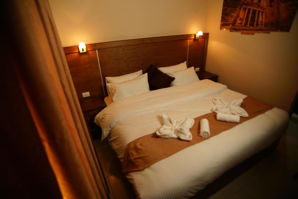 Postel nebo postele na pokoji v ubytování Petra Aretas Hotel