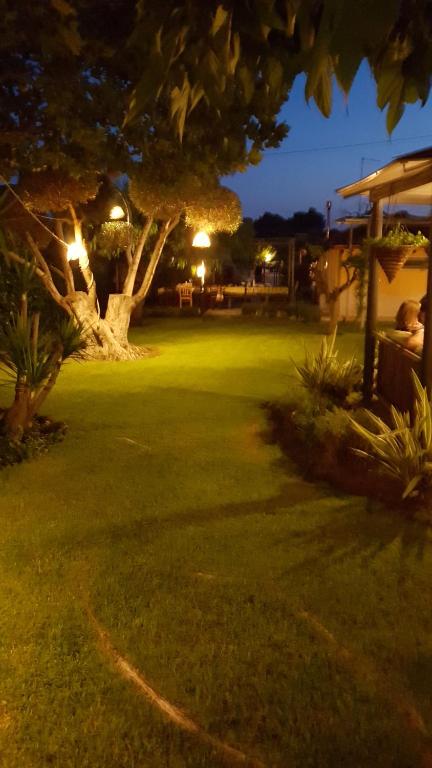 Ogród w obiekcie B&B Villa Anastasia Club