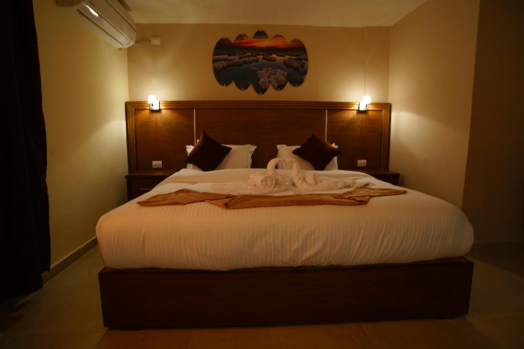 Postel nebo postele na pokoji v ubytování Petra Aretas Hotel