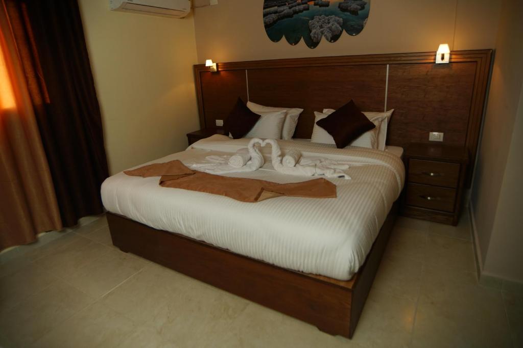 Postel nebo postele na pokoji v ubytování Petra Aretas Hotel