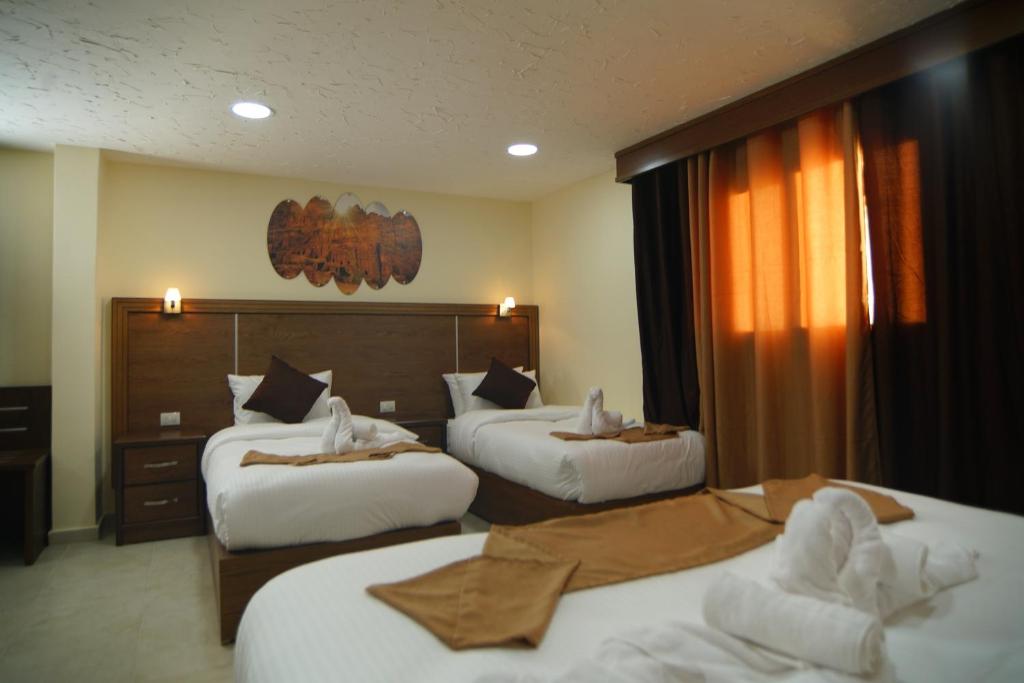Postel nebo postele na pokoji v ubytování Petra Aretas Hotel
