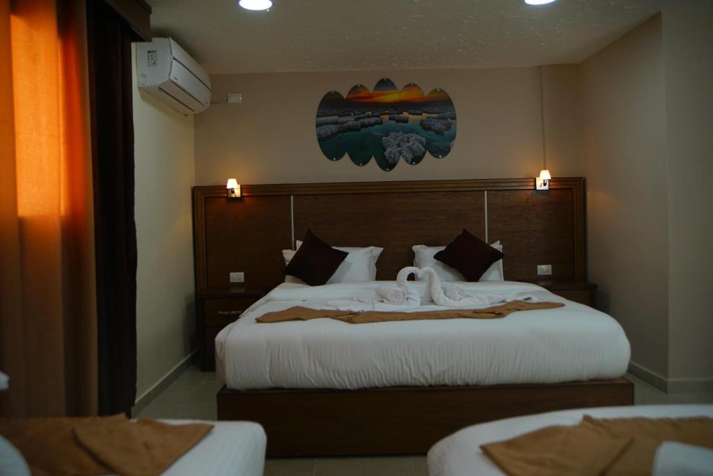 Postel nebo postele na pokoji v ubytování Petra Aretas Hotel