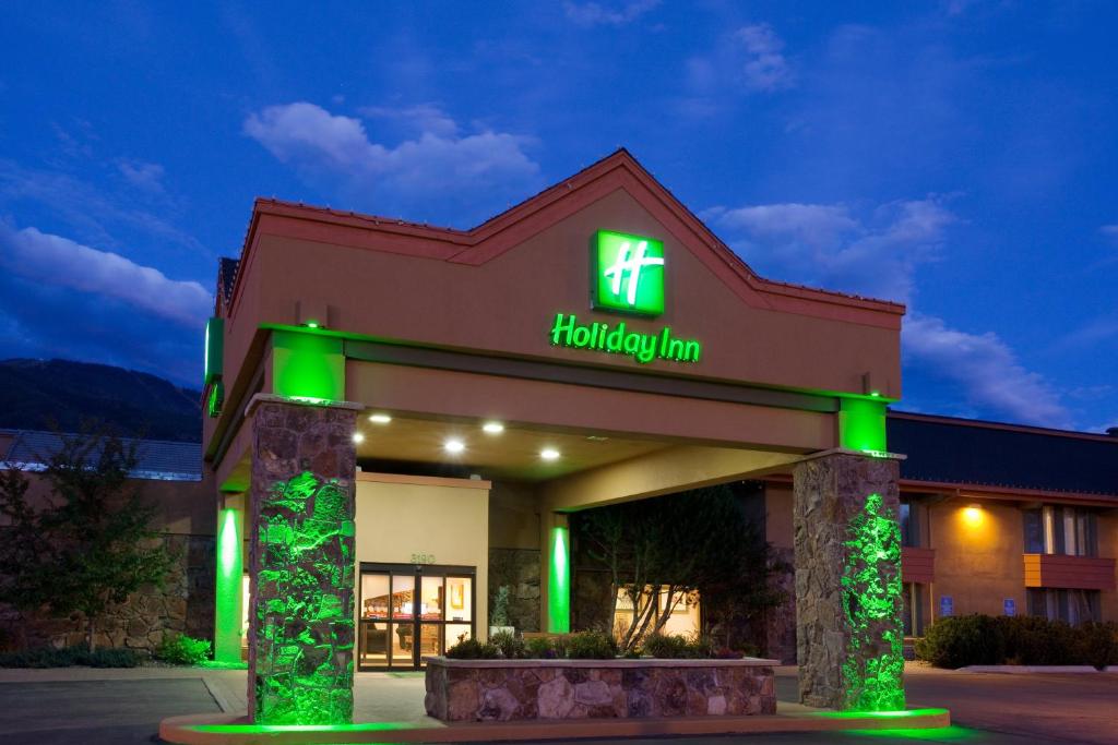 un hotel con un cartel de Houston inn por la noche en Holiday Inn Steamboat Springs, an IHG Hotel, en Steamboat Springs