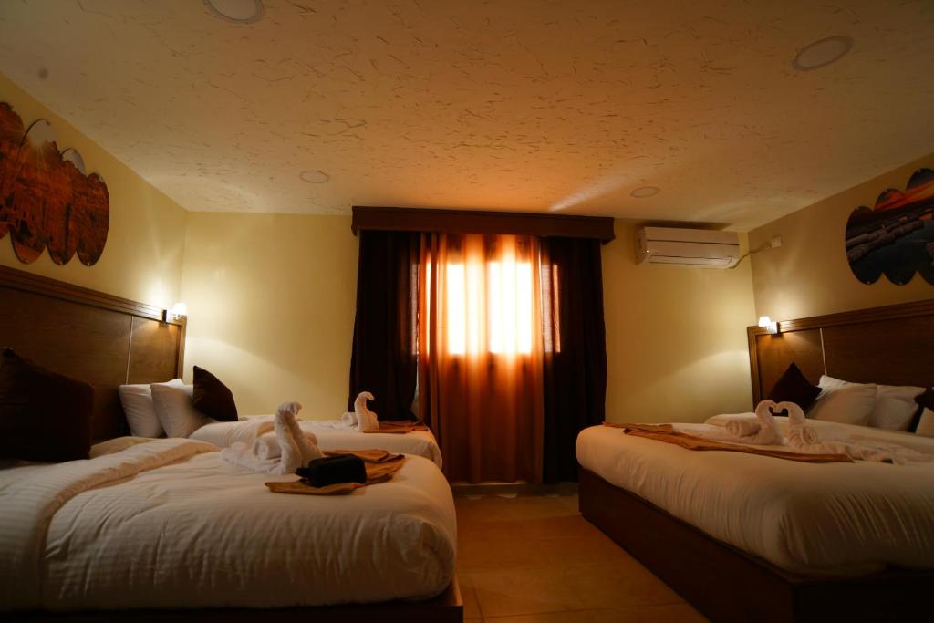 Postel nebo postele na pokoji v ubytování Petra Aretas Hotel