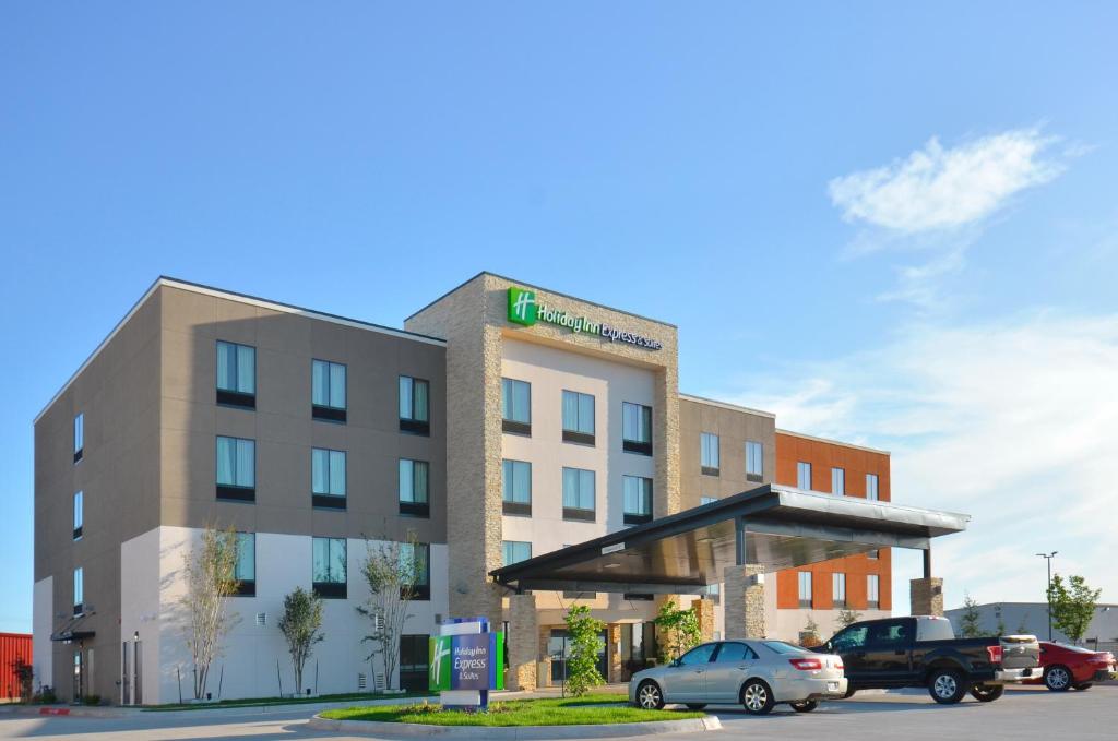 una rappresentazione di un hotel con auto parcheggiate in un parcheggio di Holiday Inn Express & Suites Oklahoma City Mid - Arpt Area, an IHG Hotel a Oklahoma City