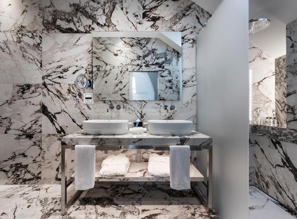 A bathroom at Magna Pars l'Hotel à Parfum, Small Luxury Hotels of the World