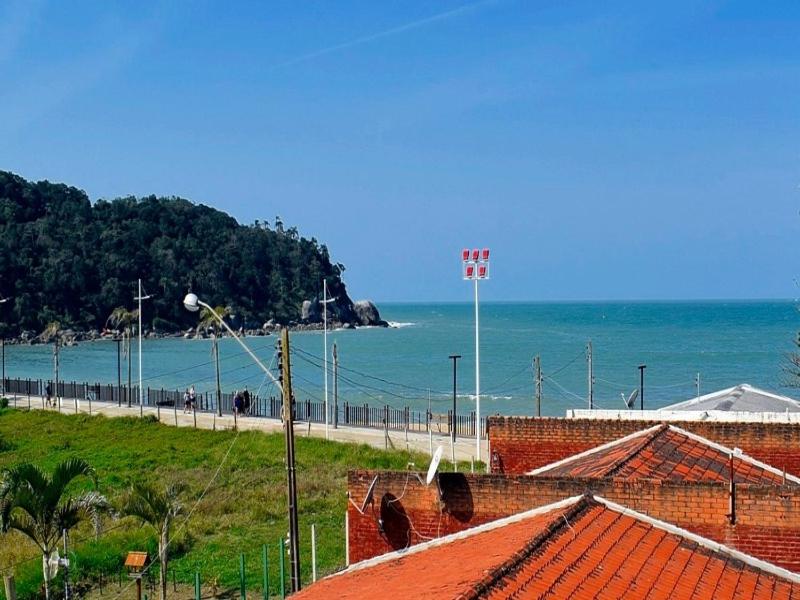 uma vista para a praia e para o oceano com edifícios em Duplex com vista do mar! em Itapema