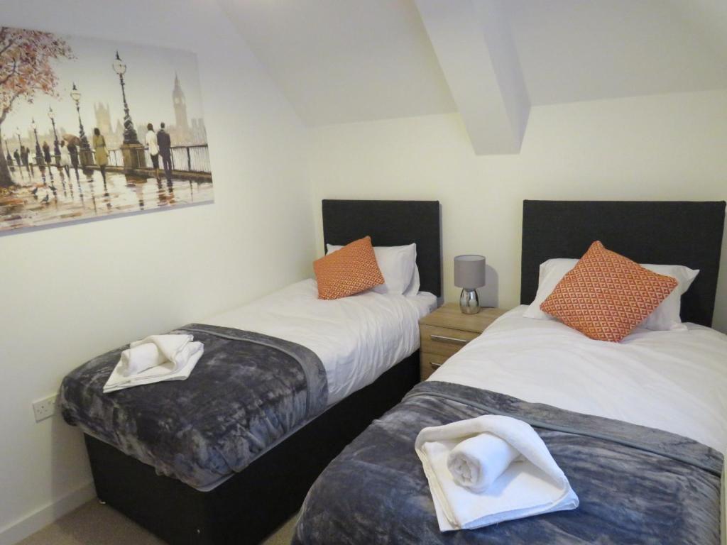 2 Betten nebeneinander in einem Zimmer in der Unterkunft Hamilton Apartment in Doncaster