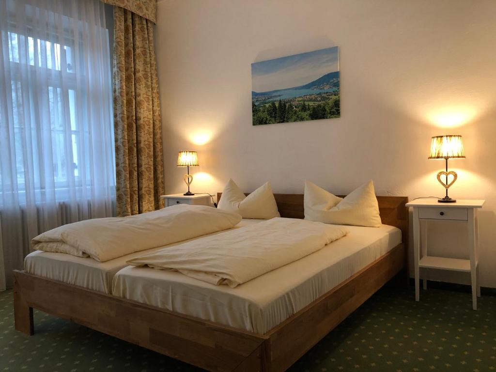 Postel nebo postele na pokoji v ubytování Hotel zur Post