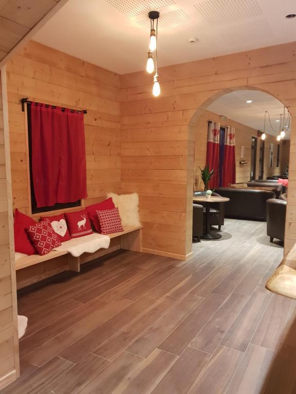 Ein Sitzbereich in der Unterkunft Hôtel Le Picors