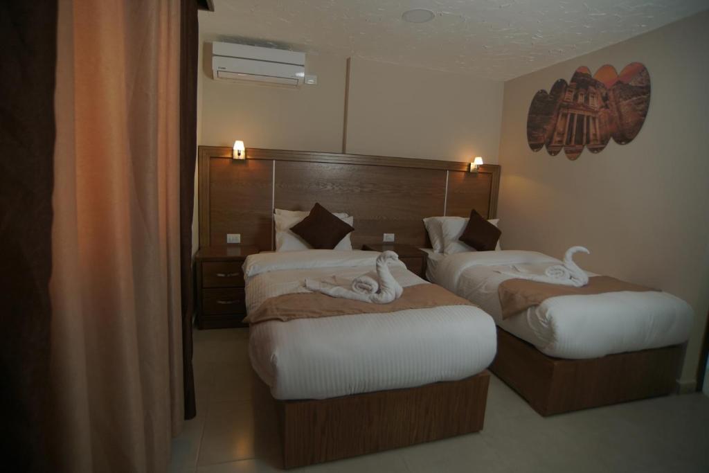 Postel nebo postele na pokoji v ubytování Petra Aretas Hotel