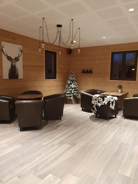 Ein Sitzbereich in der Unterkunft Hôtel Le Picors