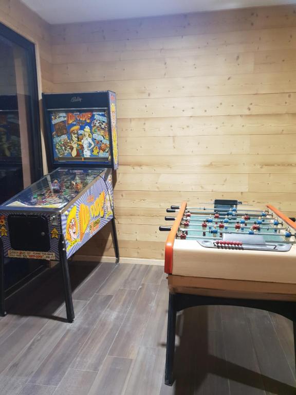 Eine Spielezimmer in der Unterkunft Hôtel Le Picors