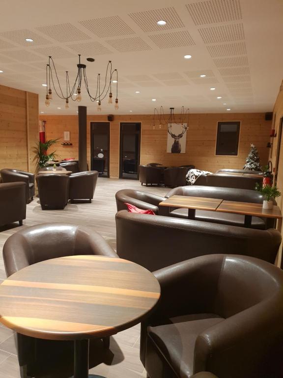 Ein Sitzbereich in der Unterkunft Hôtel Le Picors