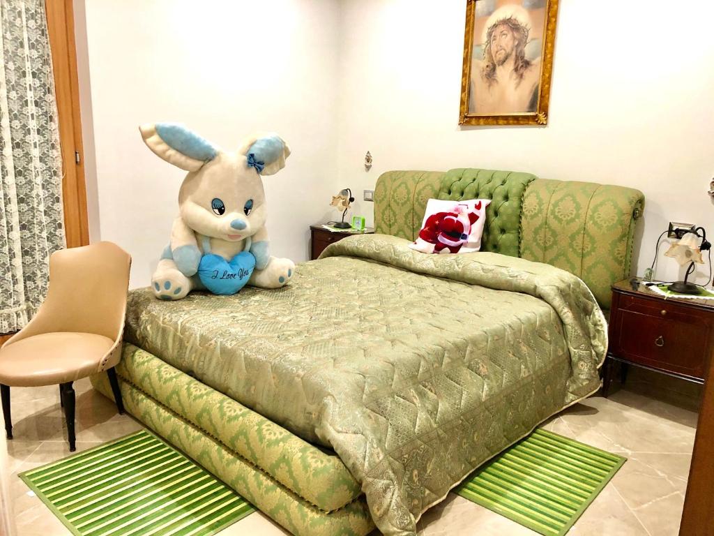 um quarto com uma cama com um coelho recheado em Susy home em Nápoles