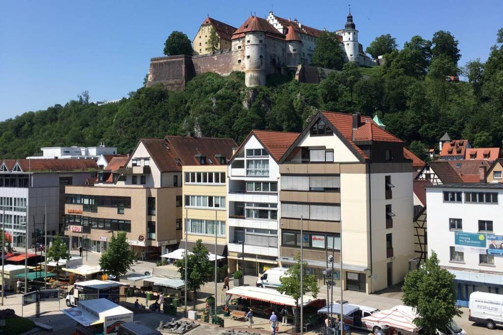 een stad met een kasteel op een heuvel bij Premium Penthouse Wohnung mit Schlossblick Zentral in Heidenheim mit Tiefgarage in Heidenheim an der Brenz