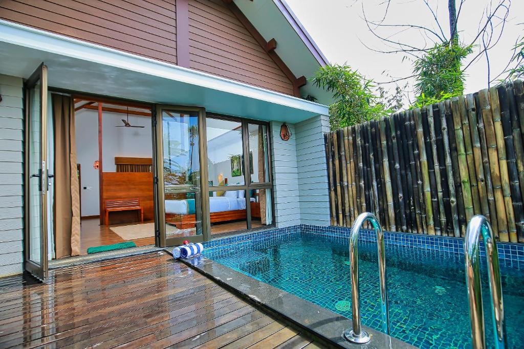 Bazén v ubytování Morickap Resort nebo v jeho okolí