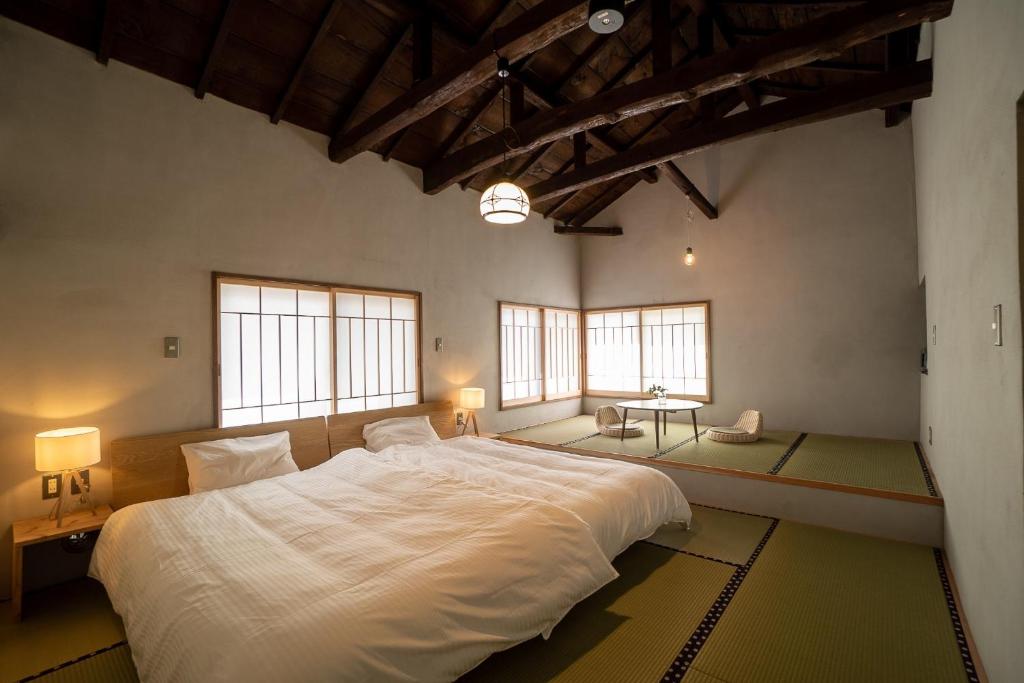 a large white bed in a room with windows at Ebisuya / Vacation STAY 5850 in Kofu