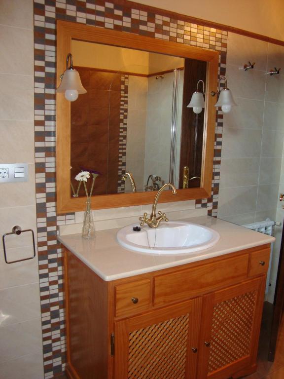 A bathroom at Apartamentos Rurales Posada de las Hoces