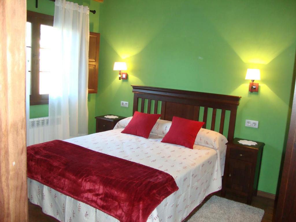 A bed or beds in a room at Apartamentos Rurales Posada de las Hoces