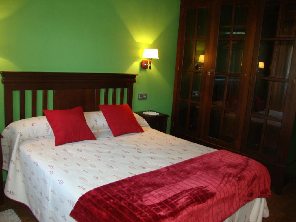A bed or beds in a room at Apartamentos Rurales Posada de las Hoces