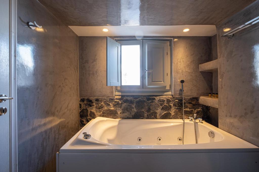 Loucas on the Cliff - Resim 45