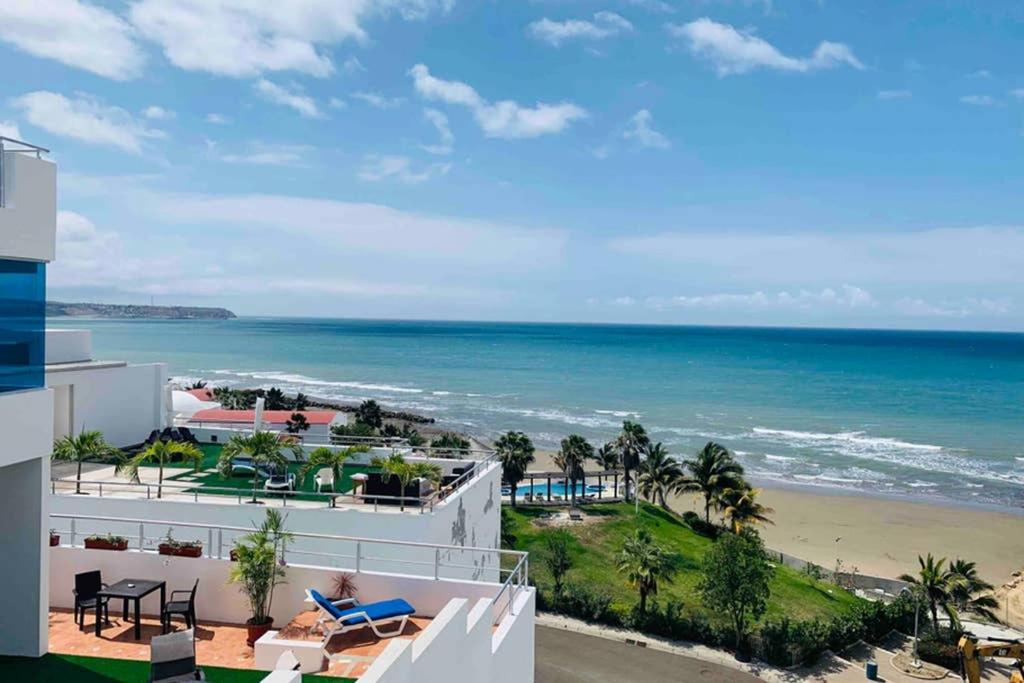 un apartamento en condominio con vistas a la playa desde el balcón en Super Duplex al mar con acceso a la playa - Club Privado en Manta, en Manta