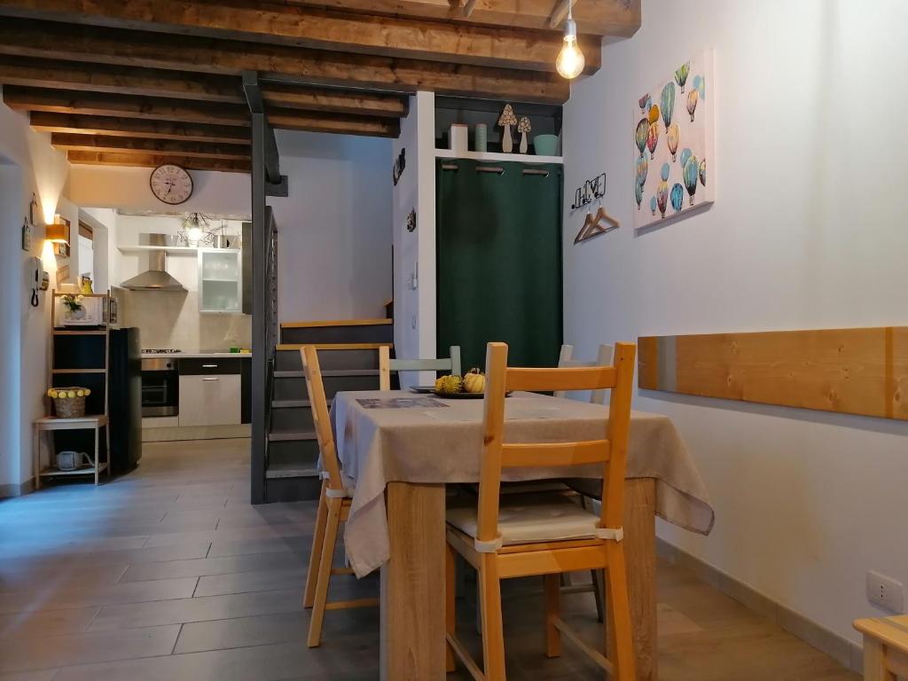 una cucina e una sala da pranzo con tavolo e sedie di Casa Lia a Cividale del Friuli