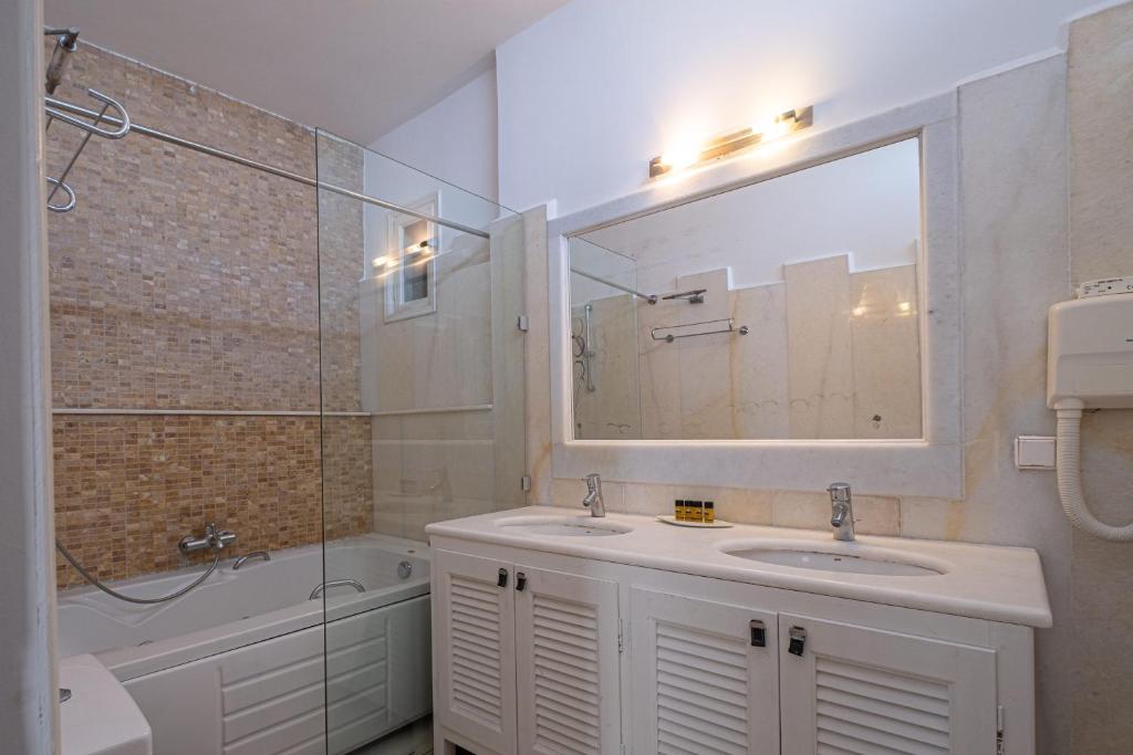 Loucas on the Cliff - Resim 40