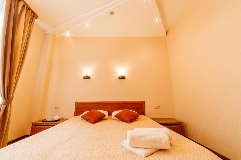 Llit o llits en una habitació de Toledo Hotel