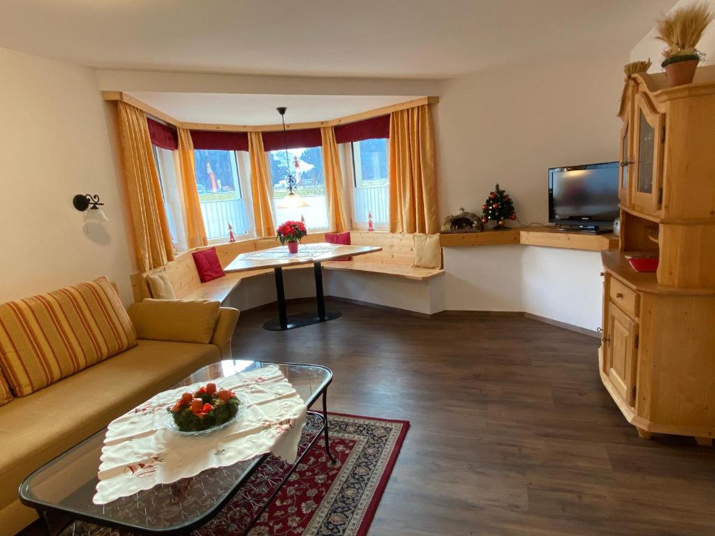 sala de estar con sofá y mesa en Haus Waldheim und Dependance en Scharnitz