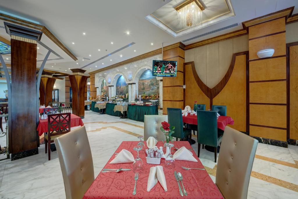 Restaurace v ubytování Sahara Beach Resort & Spa