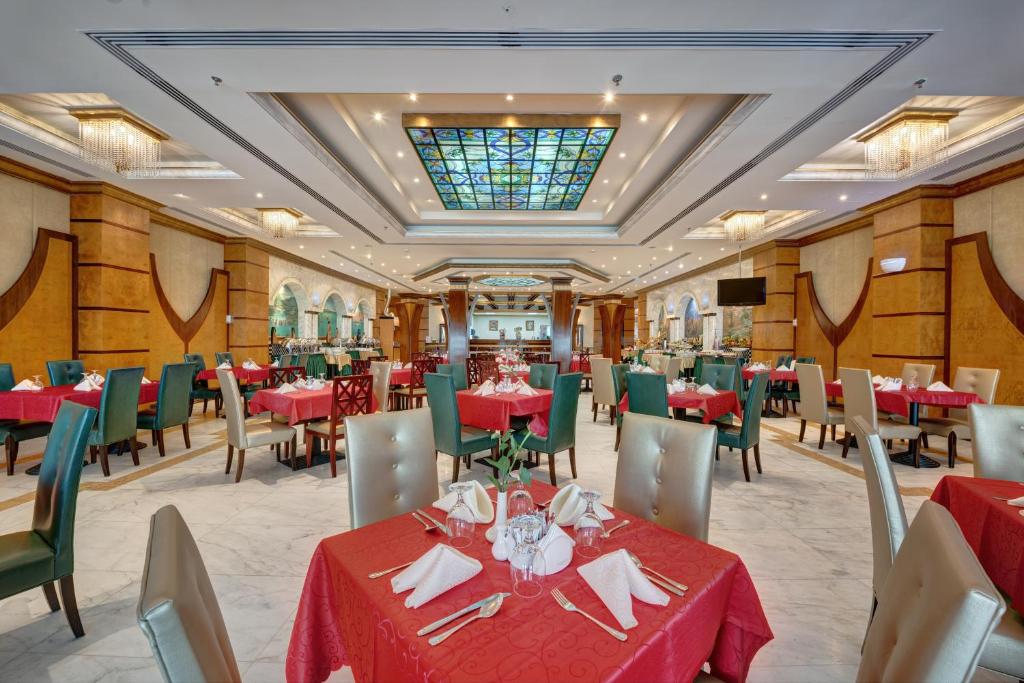 Restaurace v ubytování Sahara Beach Resort & Spa