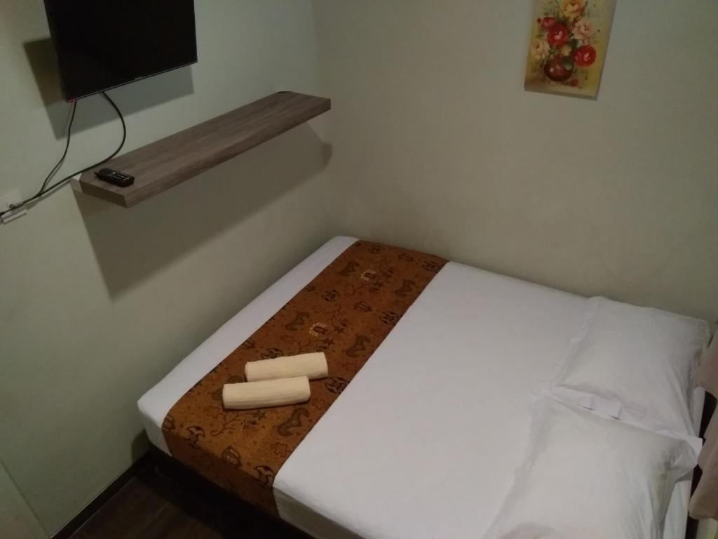 Postel nebo postele na pokoji v ubytování Omah Ngadiwinatan Syariah