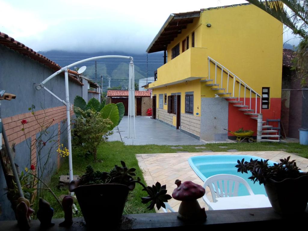 a view of a house and a swimming pool at Hospedaria Casa do Sol - divisa Caraguá e São Sebá in Caraguatatuba