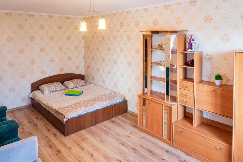 1 dormitorio con cama y estante para libros en Квартира по улице Федорова 1, en Kiev