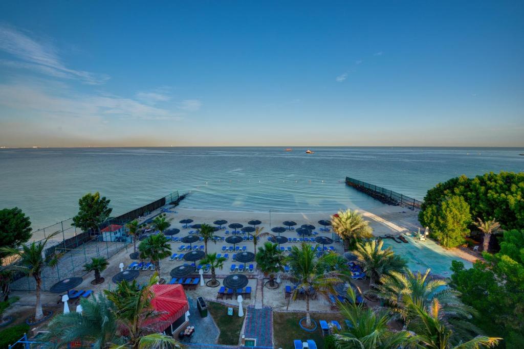 - une vue aérienne sur un complexe avec l'océan dans l'établissement Sahara Beach Resort & Spa, à Charjah