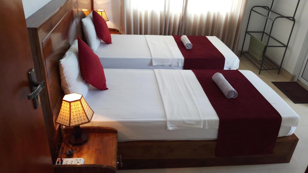 Postel nebo postele na pokoji v ubytování Shani Residence Kandy