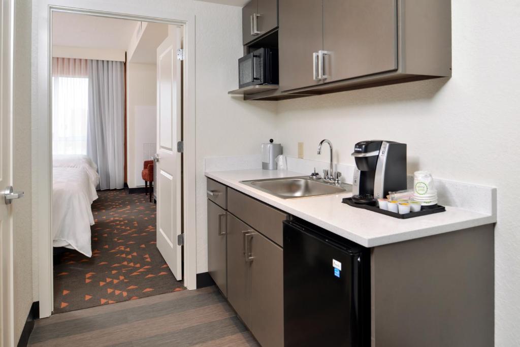 Holiday Inn & Suites Orlando I-Drive Theme Parks - Suite With Two Beds - Mobility Accessible Tub