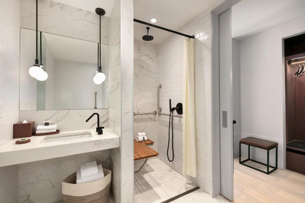 Hotel Indigo - Williamsburg - Brooklyn by IHG - One-Bedroom King Suite With City View - Balcony